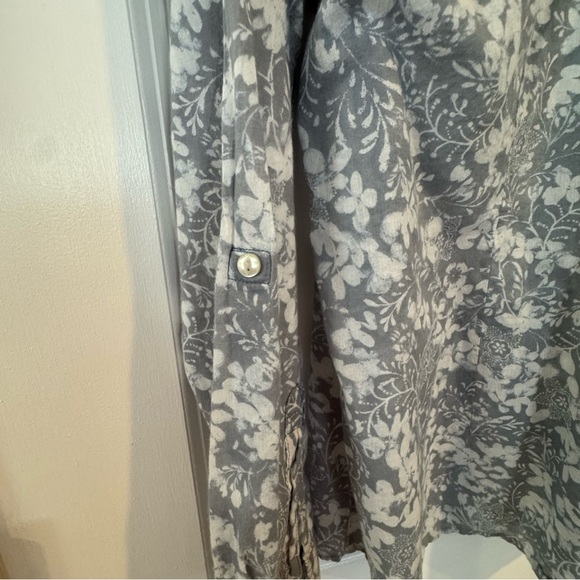 Eddie Bauer lightweight 100% cotton gray cream off white floral button up blouse - Picture 4 of 8